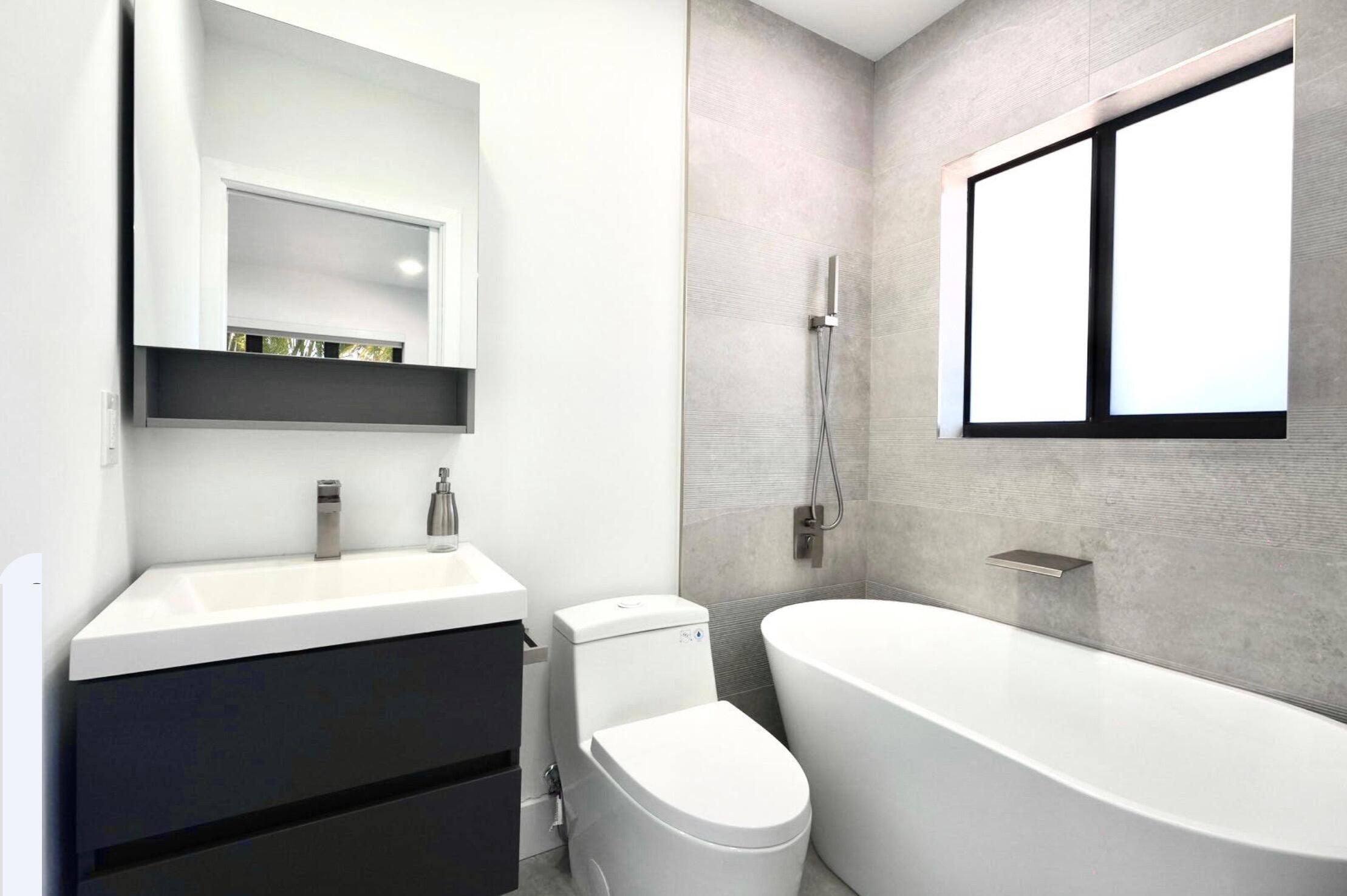 2811 Northeast 53rd Court Lighthouse Point, FL 33064 - Photo 26 of 31 Front Bathroom