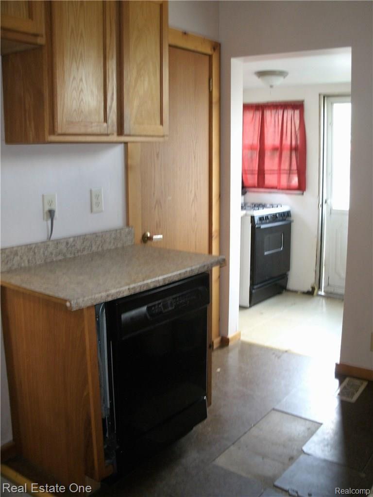 196 Summit Street River Rouge, MI 48218 - Photo 12 of 59 GEDC0176.JPG