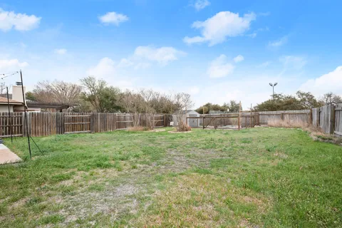 a view of a backyard