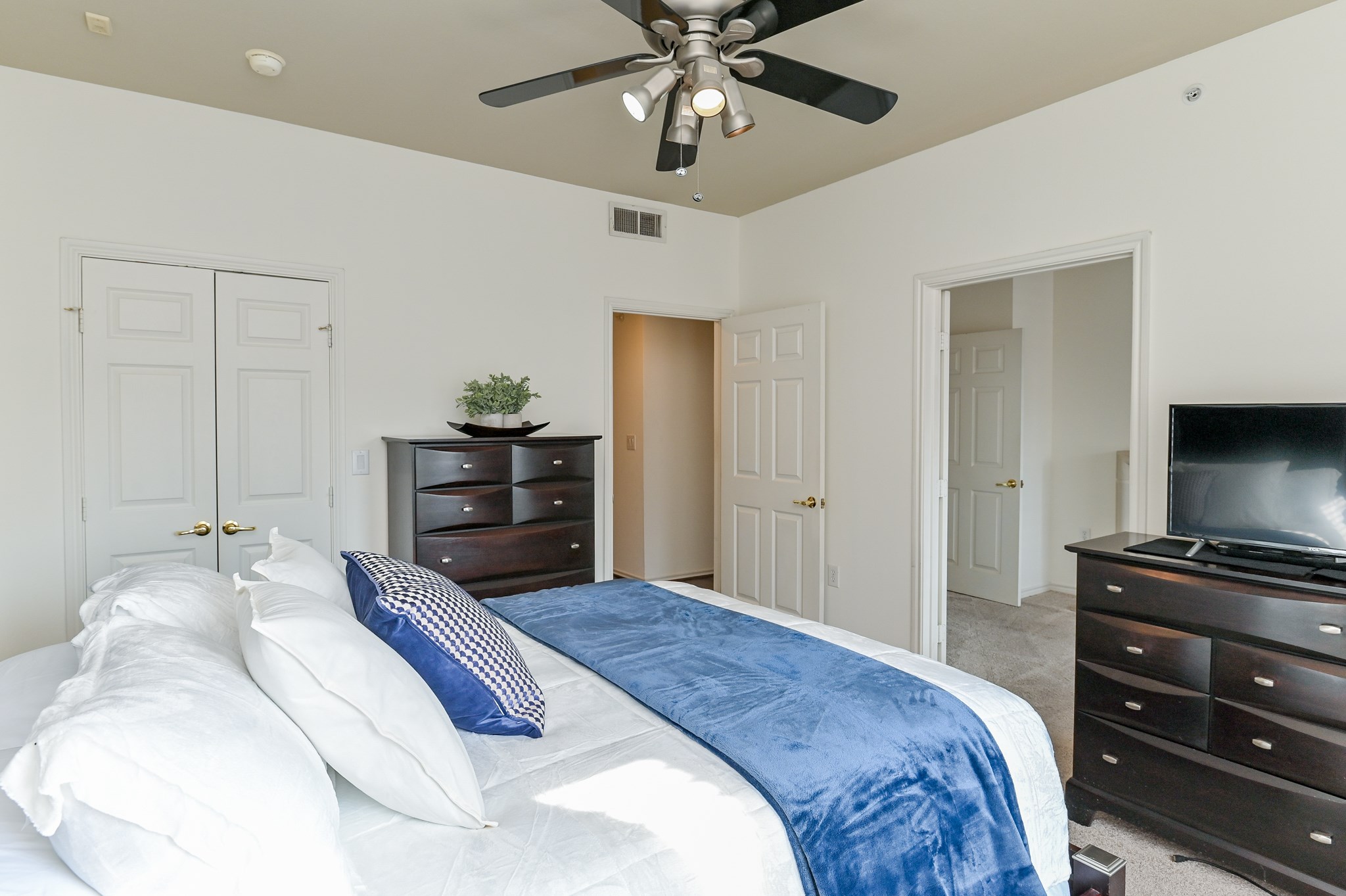 2400 McCue Road, Unit 443 Houston, TX 77056 - Photo 14 of 31 a bedroom with a bed and a television