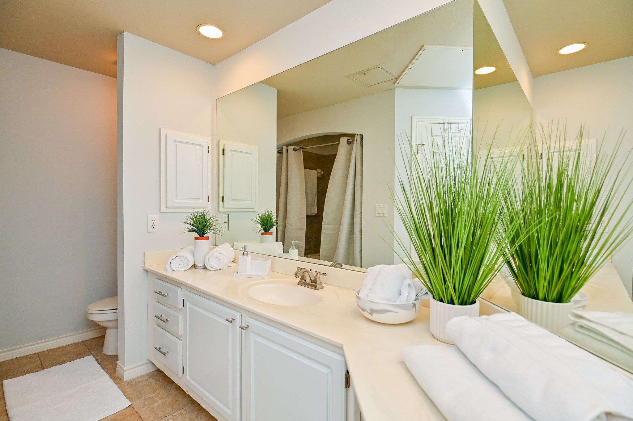 2400 McCue Road, Unit 443 Houston, TX 77056 - Photo 16 of 31 a bathroom with a double vanity sink and a mirror