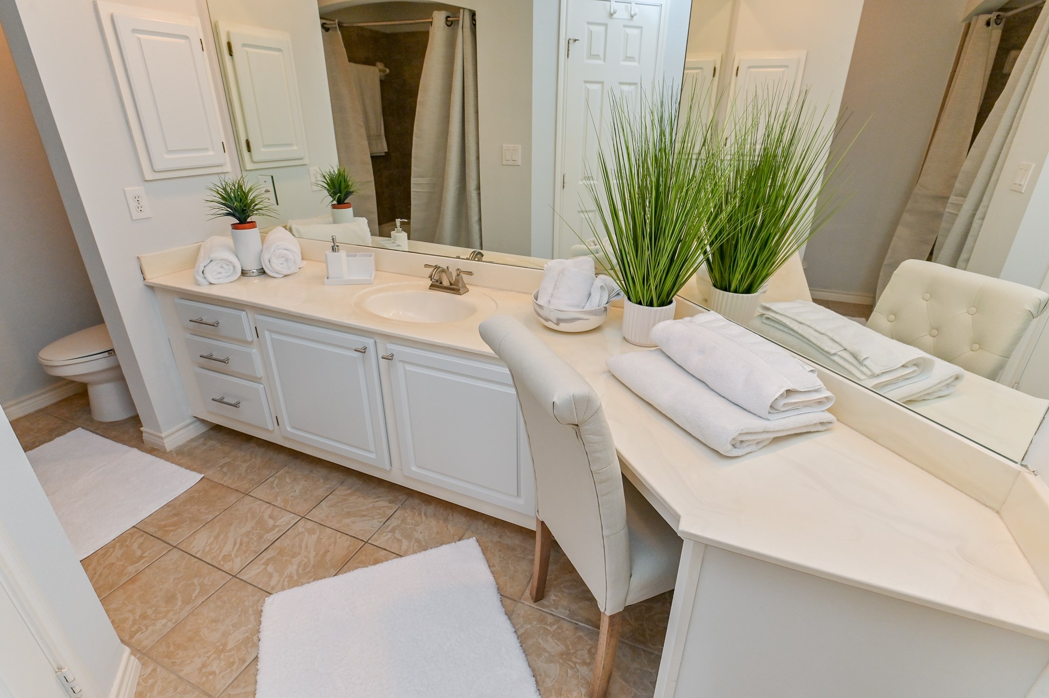 2400 McCue Road, Unit 443 Houston, TX 77056 - Photo 18 of 31 a bathroom with a double vanity sink and a mirror