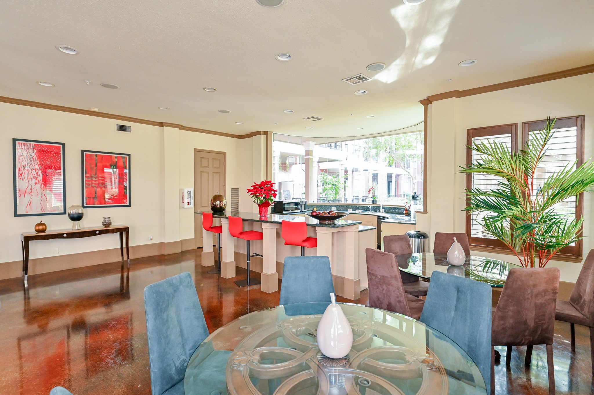 2400 McCue Road, Unit 443 Houston, TX 77056 - Photo 21 of 31 a living room with furniture kitchen view and a large window