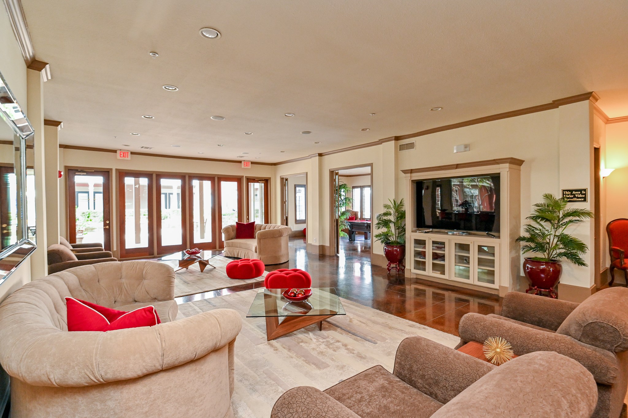 2400 McCue Road, Unit 443 Houston, TX 77056 - Photo 22 of 31 a living room with furniture and a flat screen tv