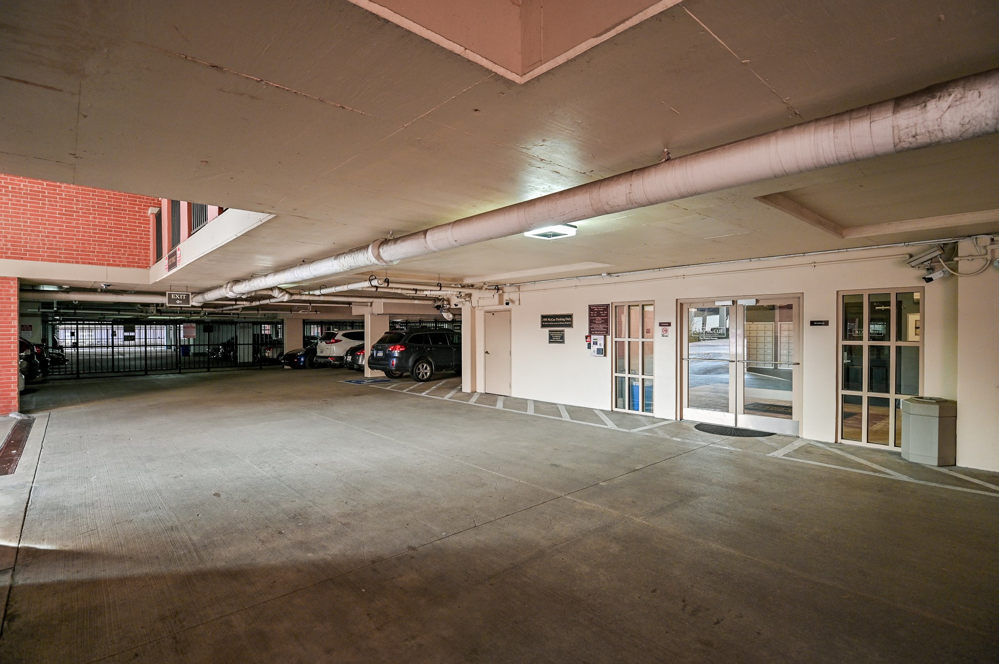 2400 McCue Road, Unit 443 Houston, TX 77056 - Photo 28 of 31 a view of a big room with windows