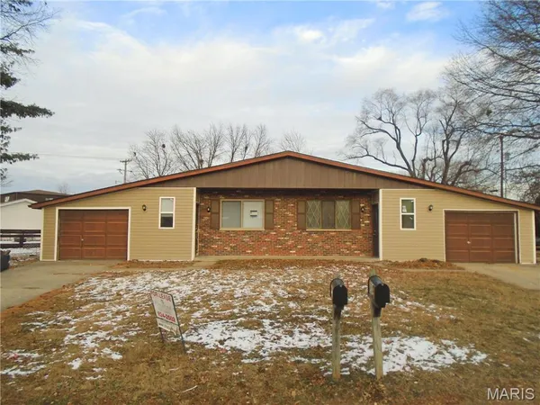 $1,095 | 206 Liberty Drive, Belleville, IL 62226
