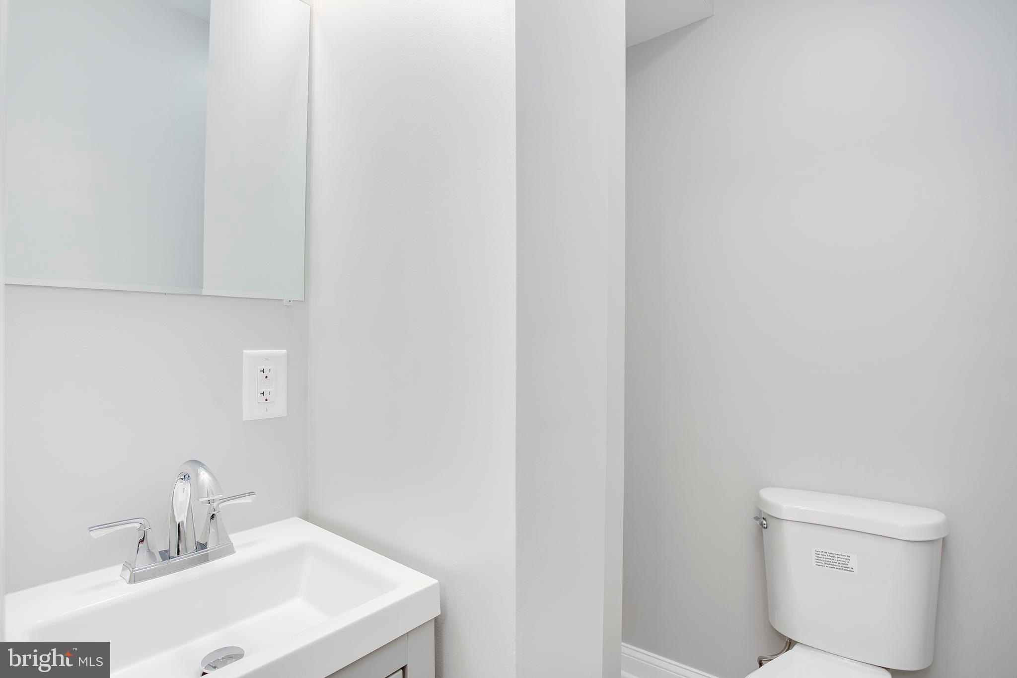 210 South Loudon Avenue Baltimore, MD 21229 - Photo 12 of 28 Main level powder room is great for guests.