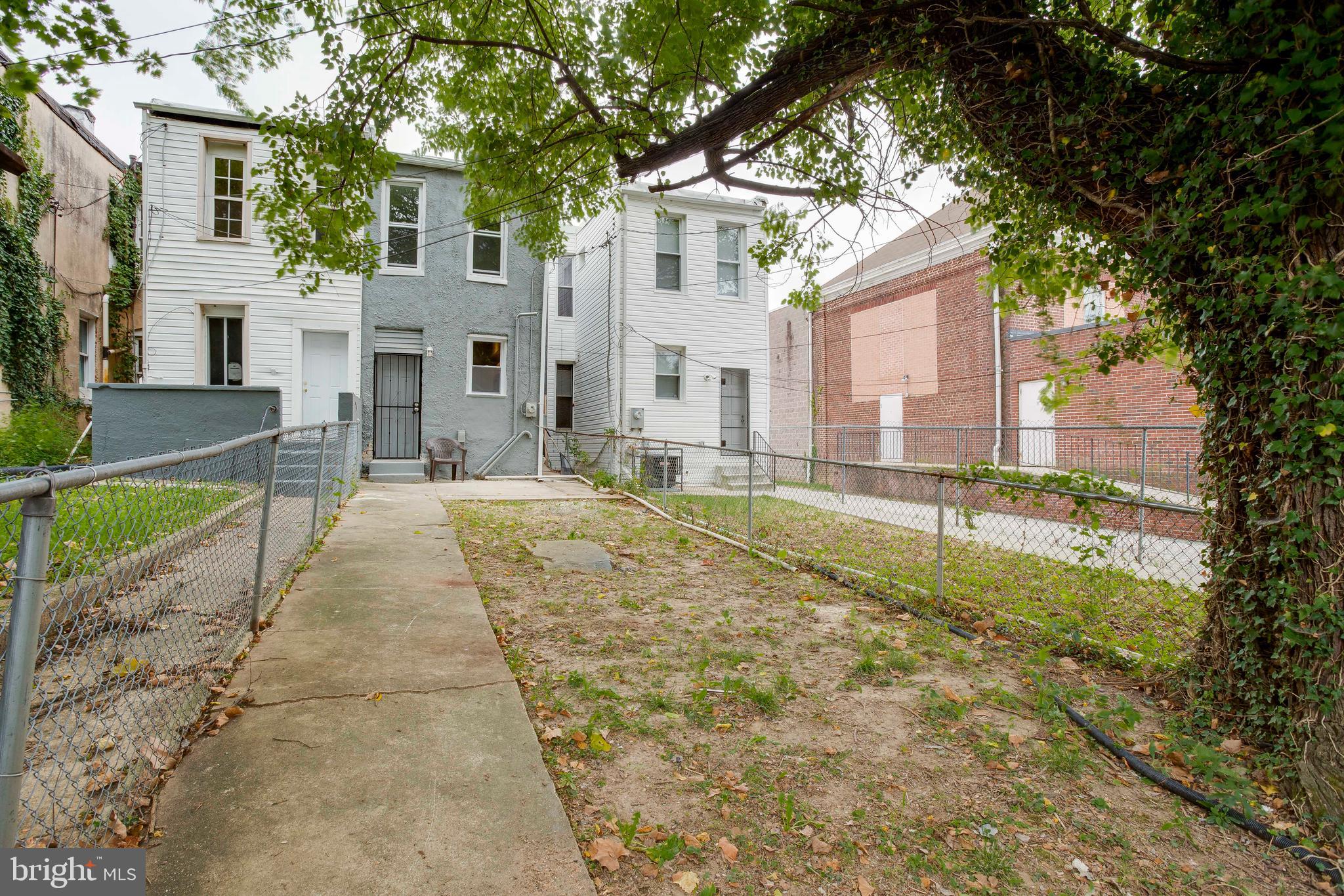 210 South Loudon Avenue Baltimore, MD 21229 - Photo 27 of 28 Fenced yard is great for entertaining.