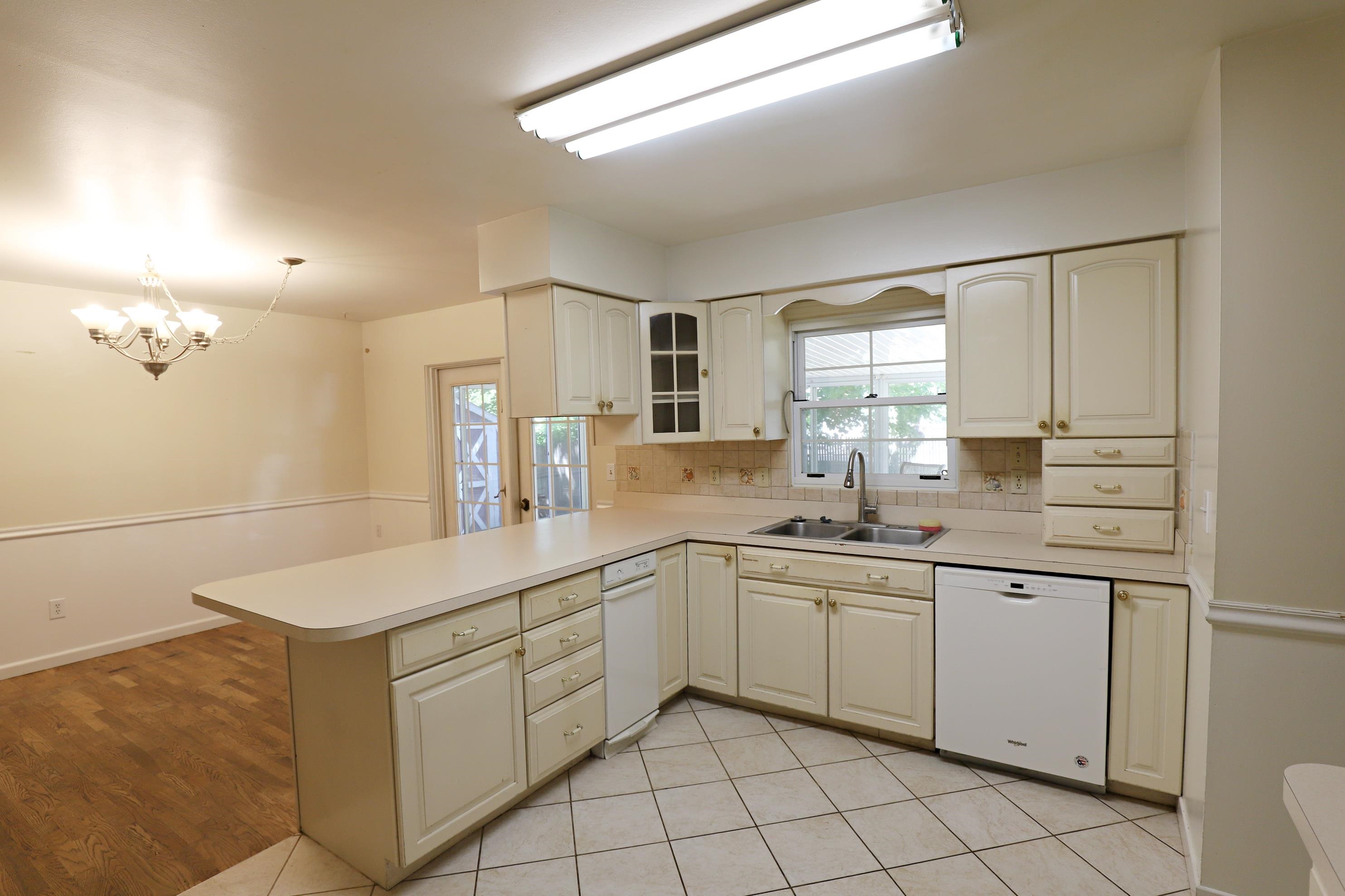 1392 West Judd Road Flint, MI 48507 - Photo 8 of 26 50145155-f7acdd7a-1a8a-4a1e-96c3-d9e93379a6ac.JPG