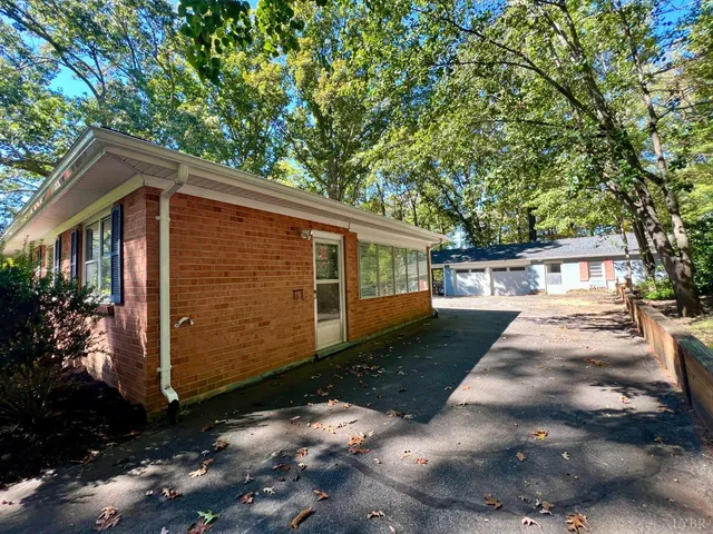 a view of a barn in the middle of a yard