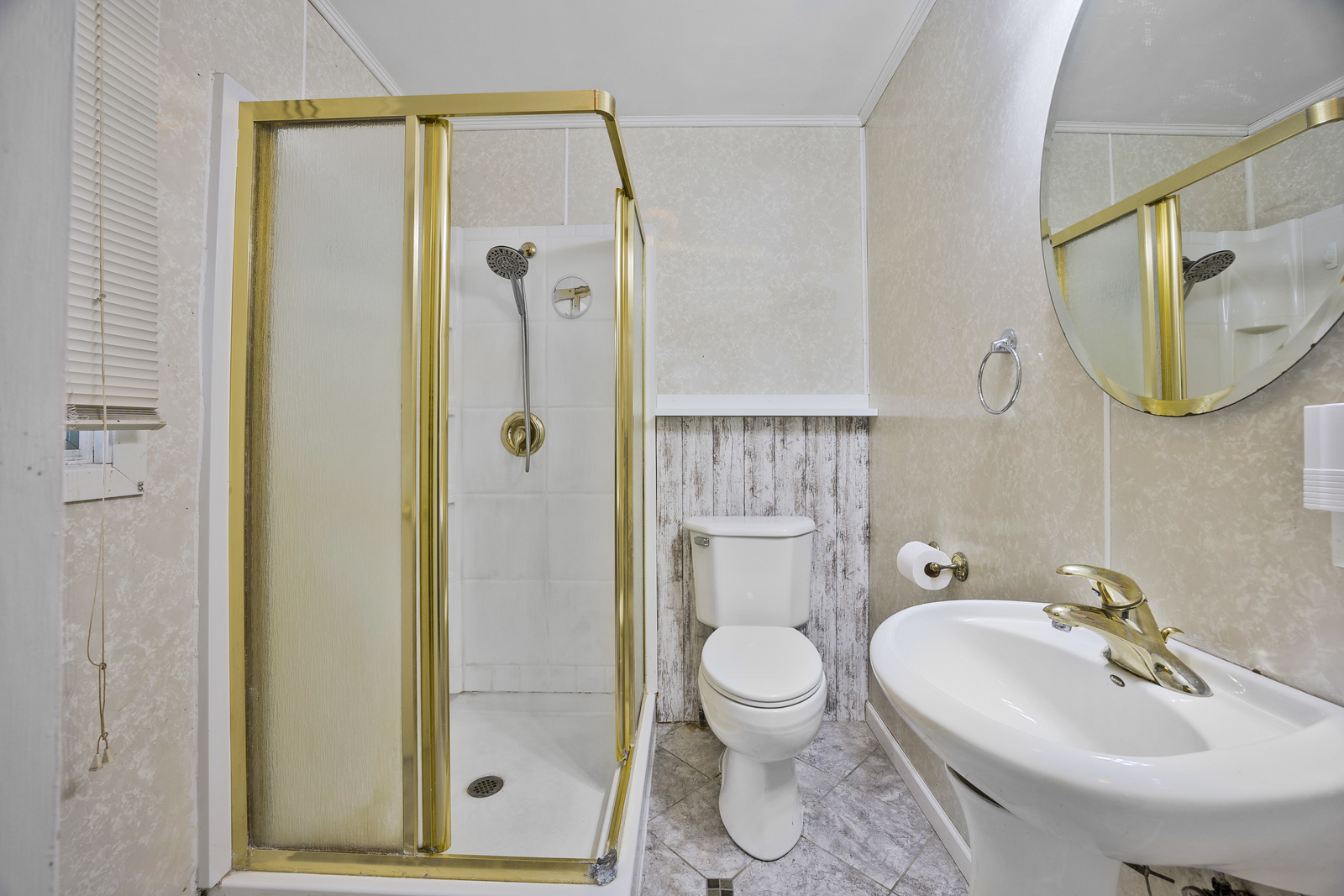 5514 North 13000th Road East Momence, IL 60954 - Photo 20 of 27 a bathroom with a toilet sink and shower