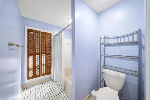 a bathroom with a toilet and a shower