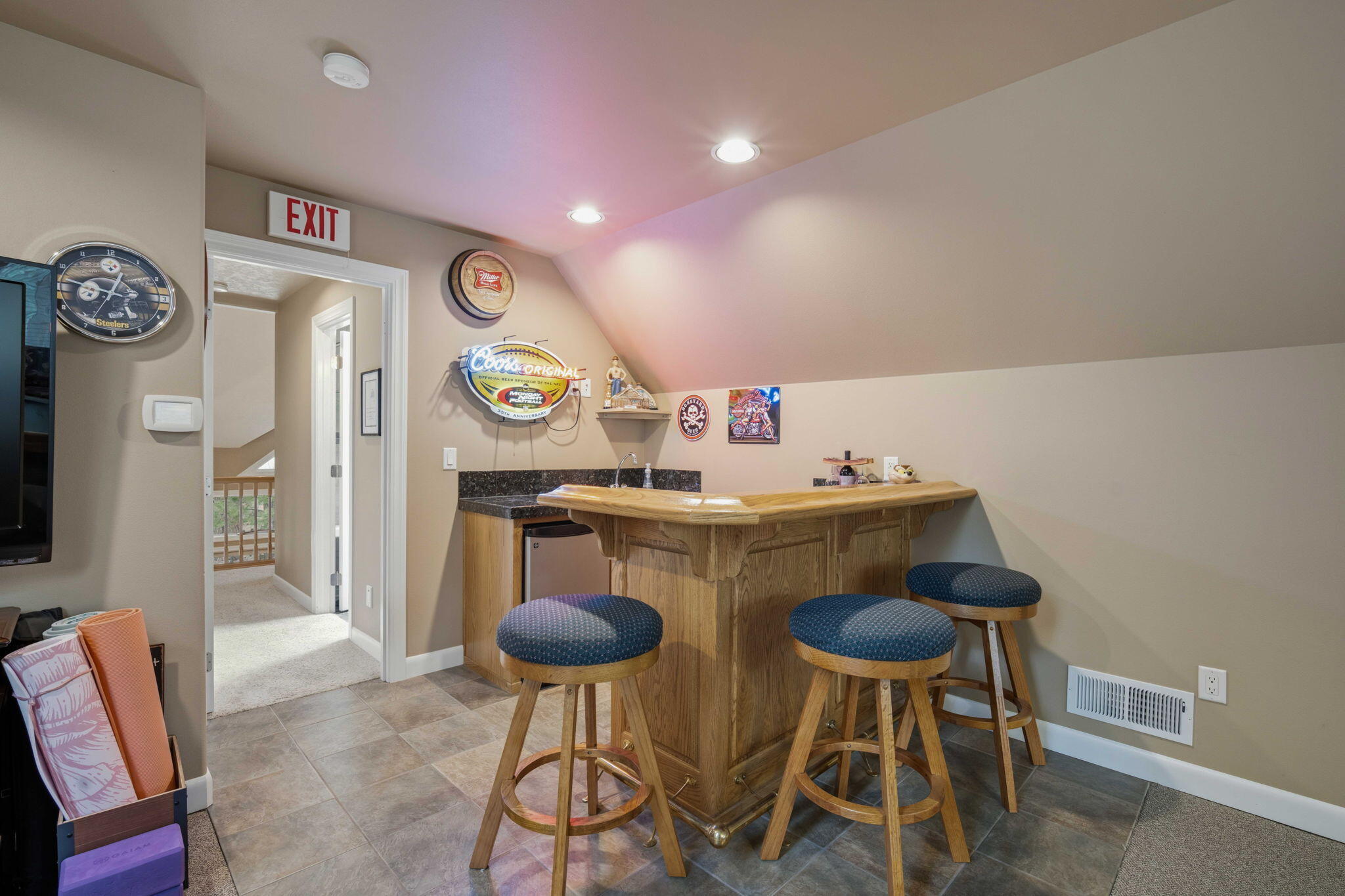 14234 Whitewater Loop La Pine, OR 97739 - Photo 39 of 62 Full wet bar