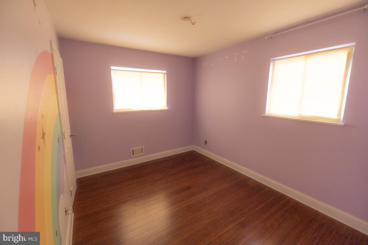 892 Estates Boulevard Hamilton, NJ 08690 - Photo 25 of 36 an empty room with wooden floor and a window