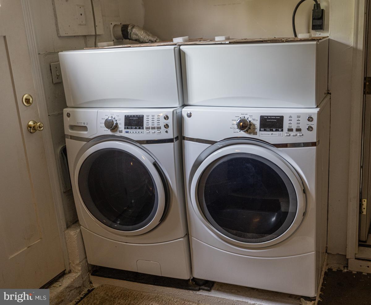 892 Estates Boulevard Hamilton, NJ 08690 - Photo 34 of 36 a utility room with dryer and washer