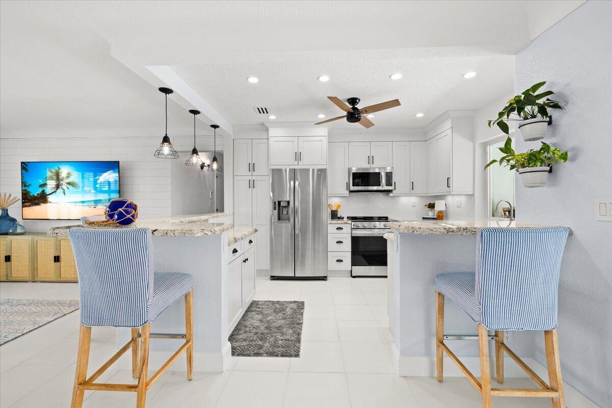 38 Southwest 10th Avenue Boca Raton, FL 33486 - Photo 14 of 44 Kitchen | Soft-Close Cabinet Doors