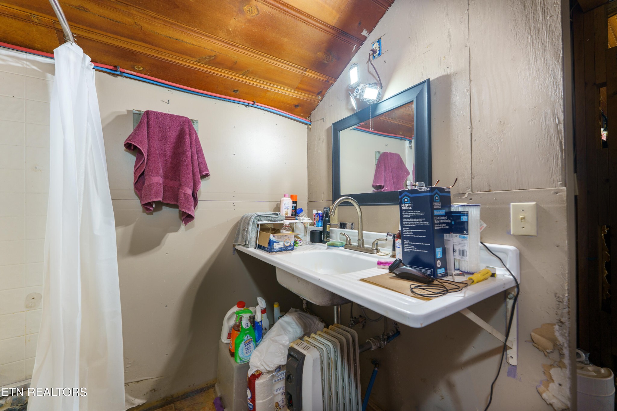 2939 Dupont Springs Road Sevierville, TN 37862 - Photo 7 of 20 a living room with a table and chairs