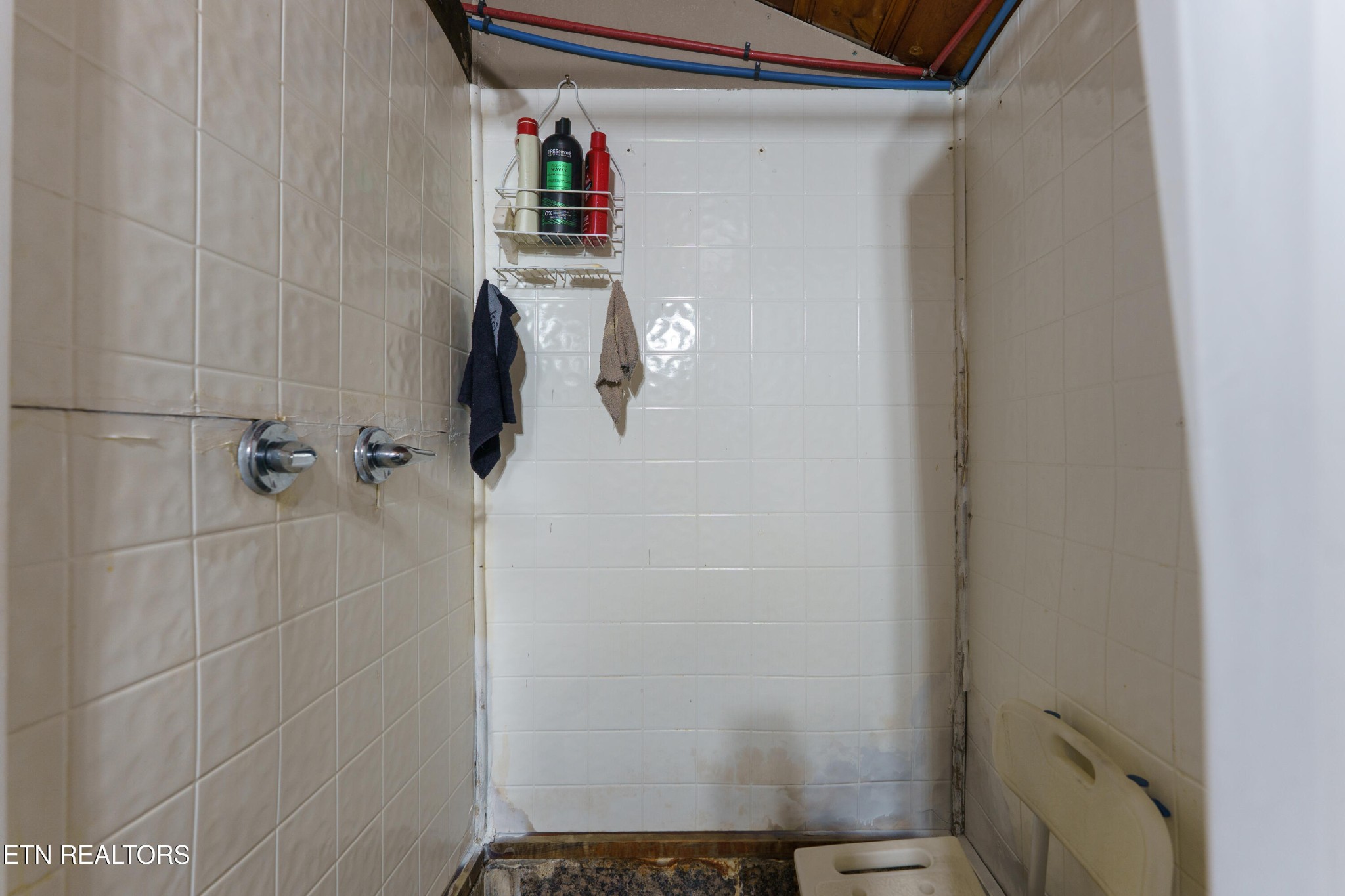 2939 Dupont Springs Road Sevierville, TN 37862 - Photo 8 of 20 a bathroom with a shower