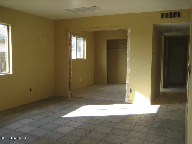 2914 West Monte Vista Road Phoenix, AZ 85009 - Photo 3 of 8 Great Room/Bedroom 3