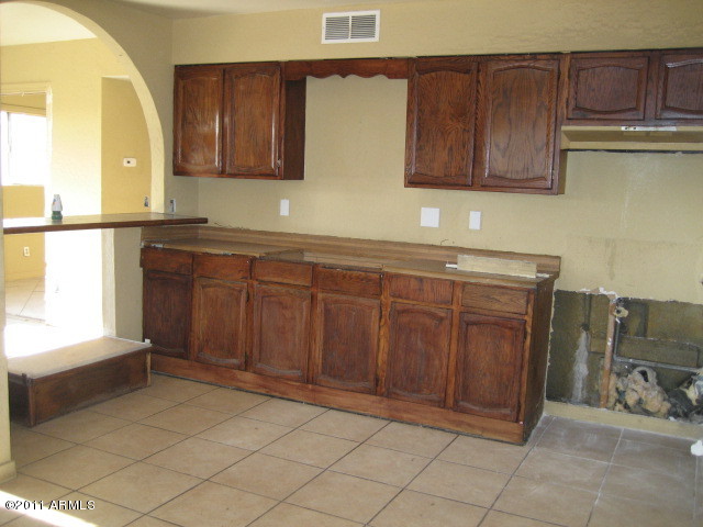 2914 West Monte Vista Road Phoenix, AZ 85009 - Photo 4 of 8 Kitchen