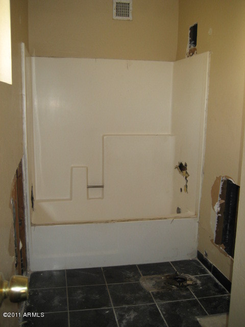 2914 West Monte Vista Road Phoenix, AZ 85009 - Photo 6 of 8 Master Bathroom