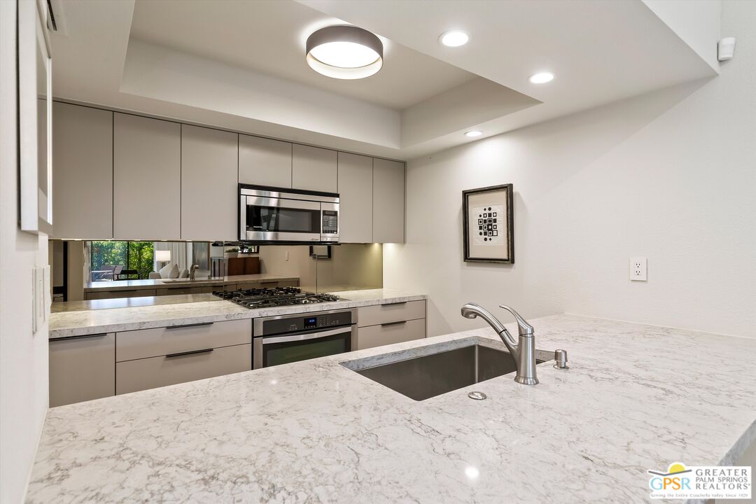 200 East Racquet Club Road, Unit 8 Palm Springs, CA 92262 - Photo 7 of 32