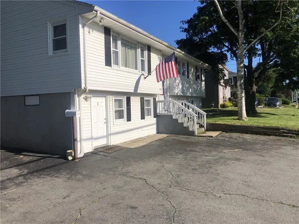 $2,825 | 275 West Main Road, Unit 2, Middletown, RI 02842