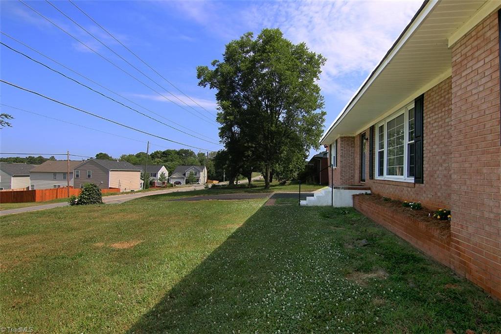 137 Robbins Road Winston-Salem, NC 27107 - Photo 3 of 24 Gallery Image 3