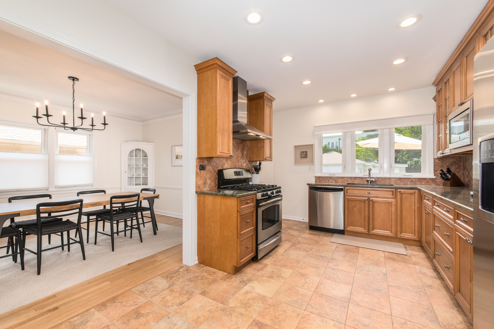 106 Berry Parkway Park Ridge, IL 60068 - Photo 8 of 33