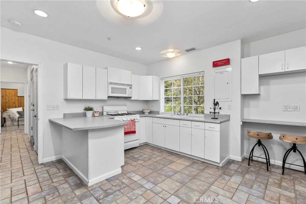 30032 Oak Lane Silverado, CA 92676 - Photo 27 of 44 Apartment Kitchen