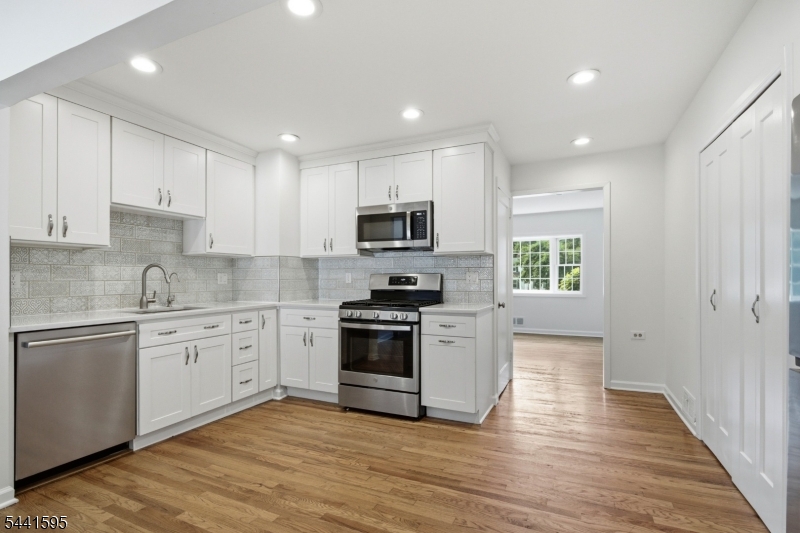 52 Hamilton Street Madison, NJ 07940 - Photo 4 of 34