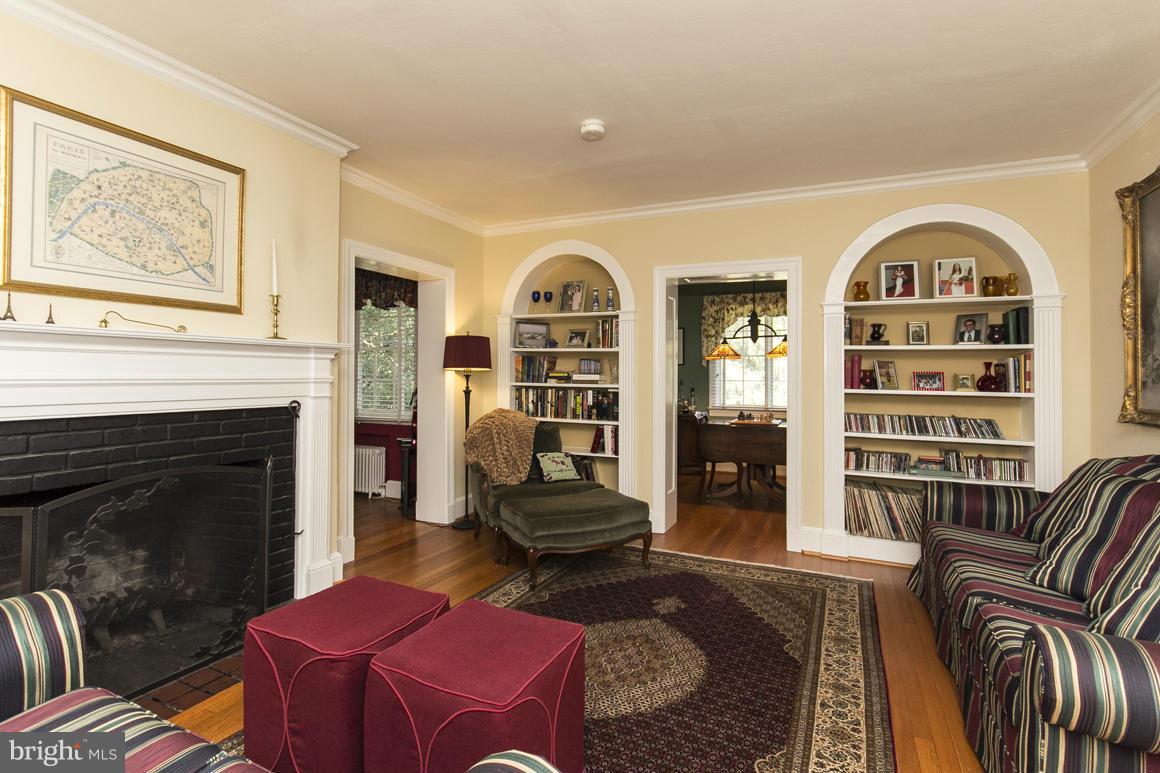 800 St Georges Road Baltimore, MD 21210 - Photo 6 of 30 Living Room