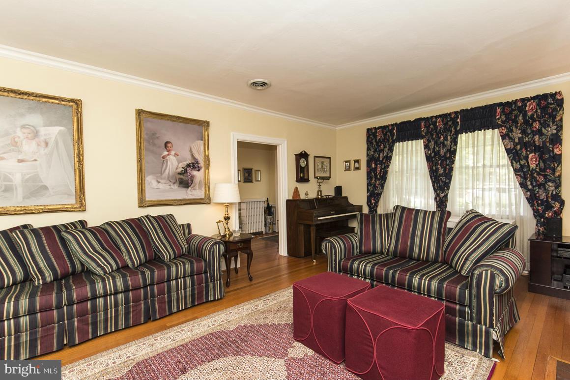800 St Georges Road Baltimore, MD 21210 - Photo 7 of 30 Living Room