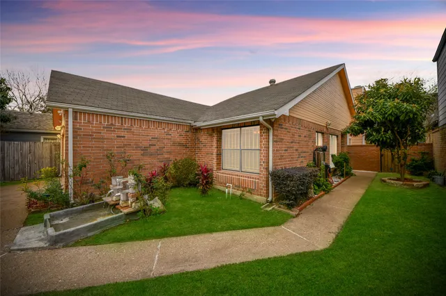 a view of backyard with a garden and plants