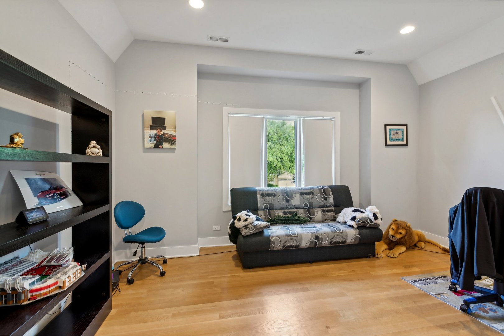264 Linden Road Northbrook, IL 60062 - Photo 30 of 88 a living room with furniture and a window