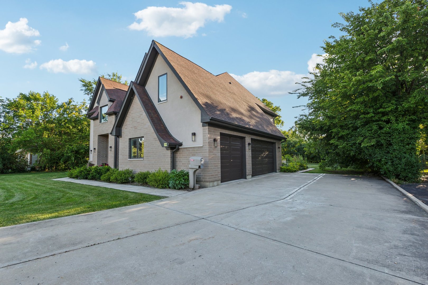 264 Linden Road Northbrook, IL 60062 - Photo 3 of 88 a front view of a house with yard