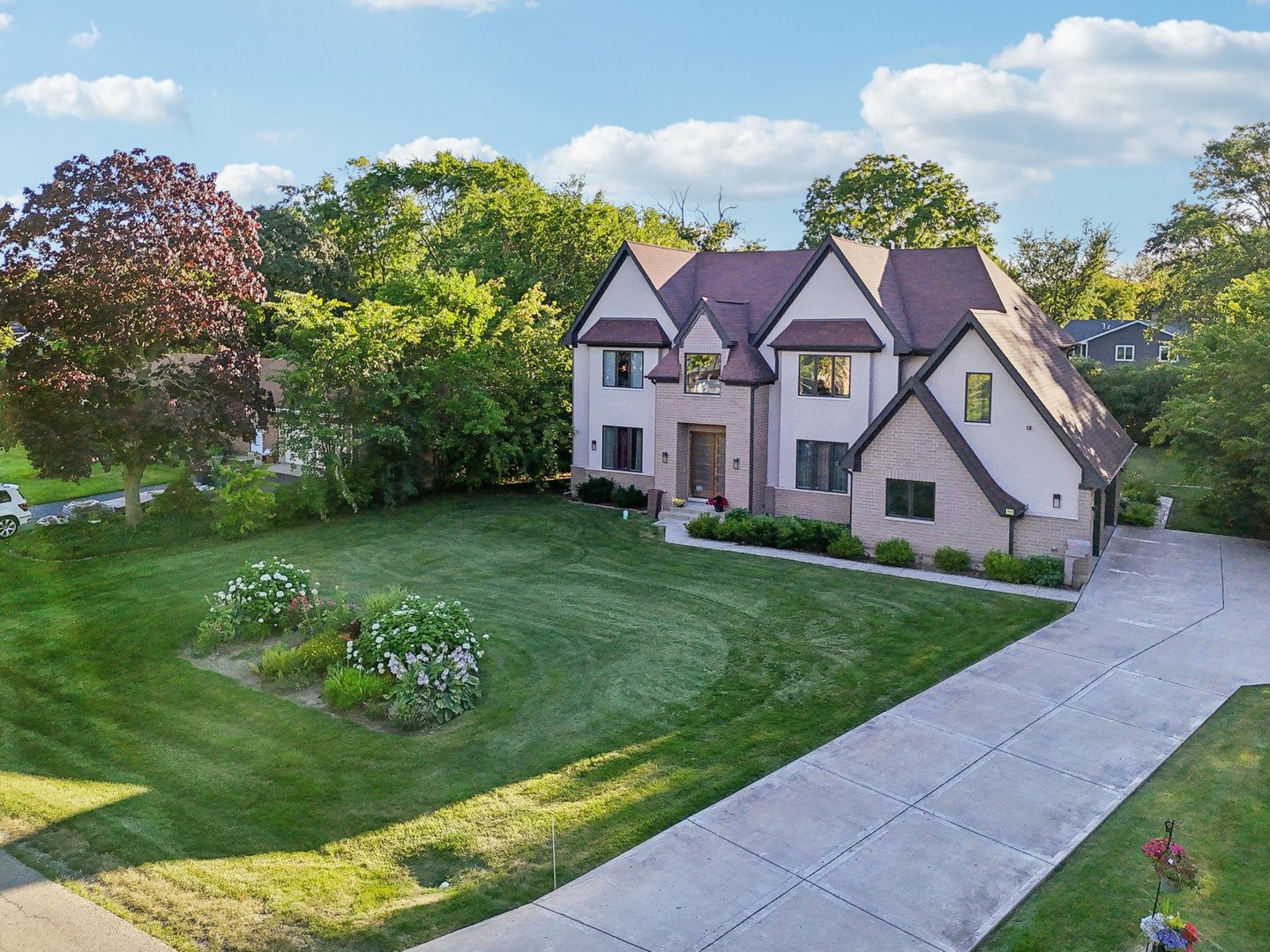 264 Linden Road Northbrook, IL 60062 - Photo 74 of 88 a front view of a house with a garden