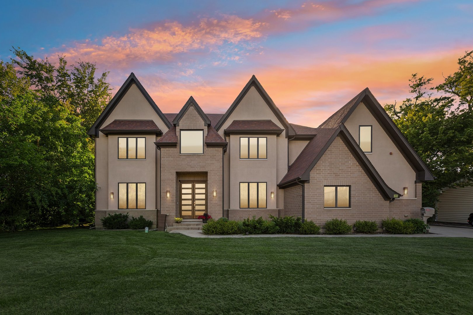 264 Linden Road Northbrook, IL 60062 - Photo 84 of 88 a front view of a house with a yard and trees