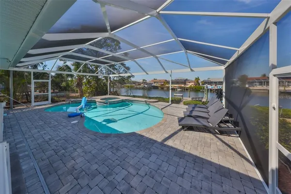 a view of a backyard