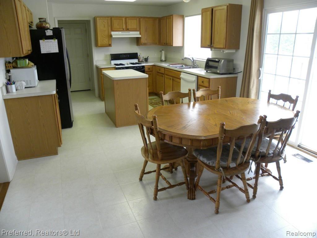 462 Springfield Drive Canton, MI 48188 - Photo 10 of 22 Into Kitchen.jpg
