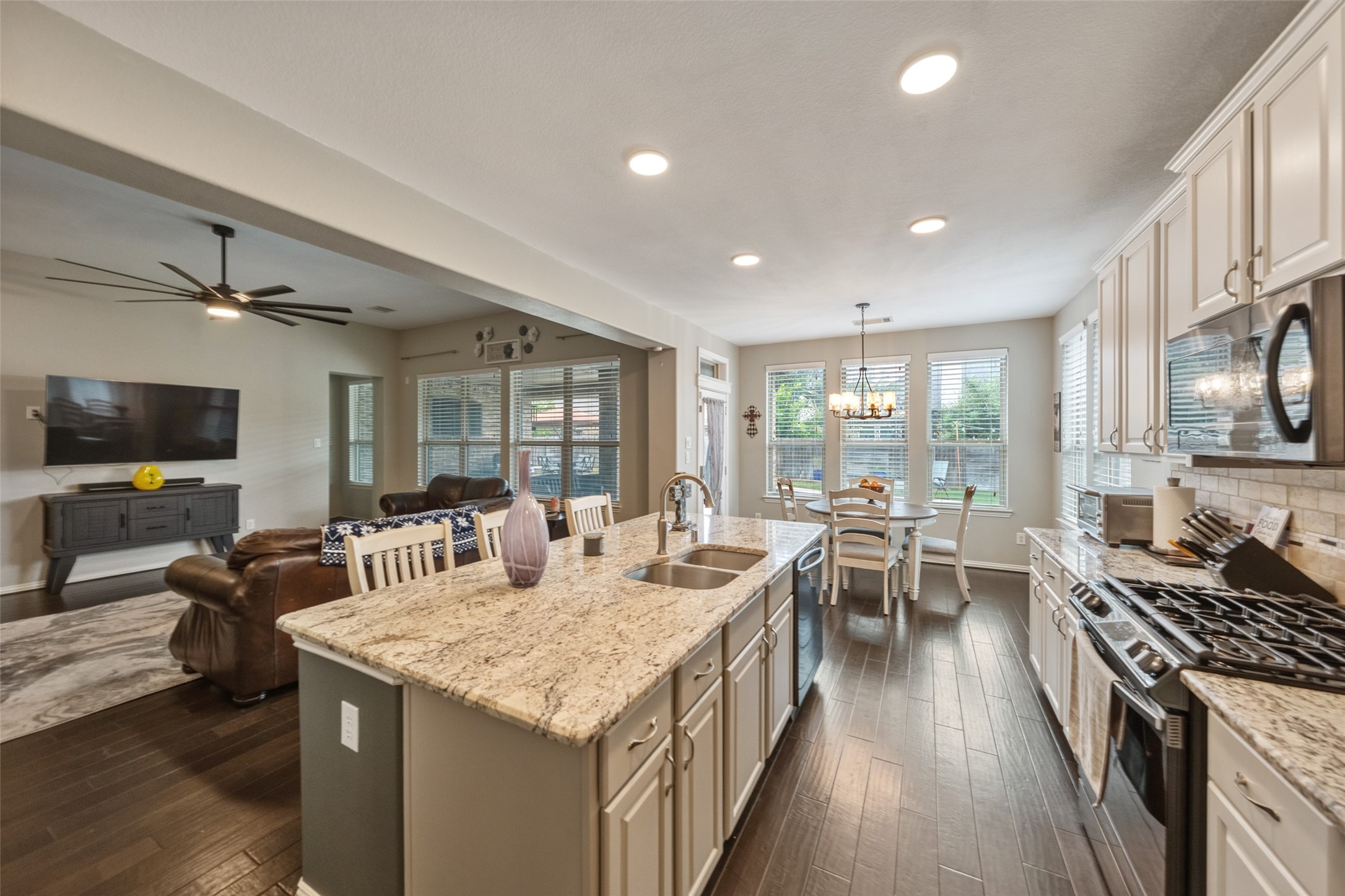 8109 Threadtail Street Conroe, TX 77385 - Photo 8 of 33