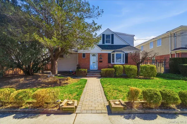 $829,990 | 146 Caroline Avenue, Garden City South, NY 11010