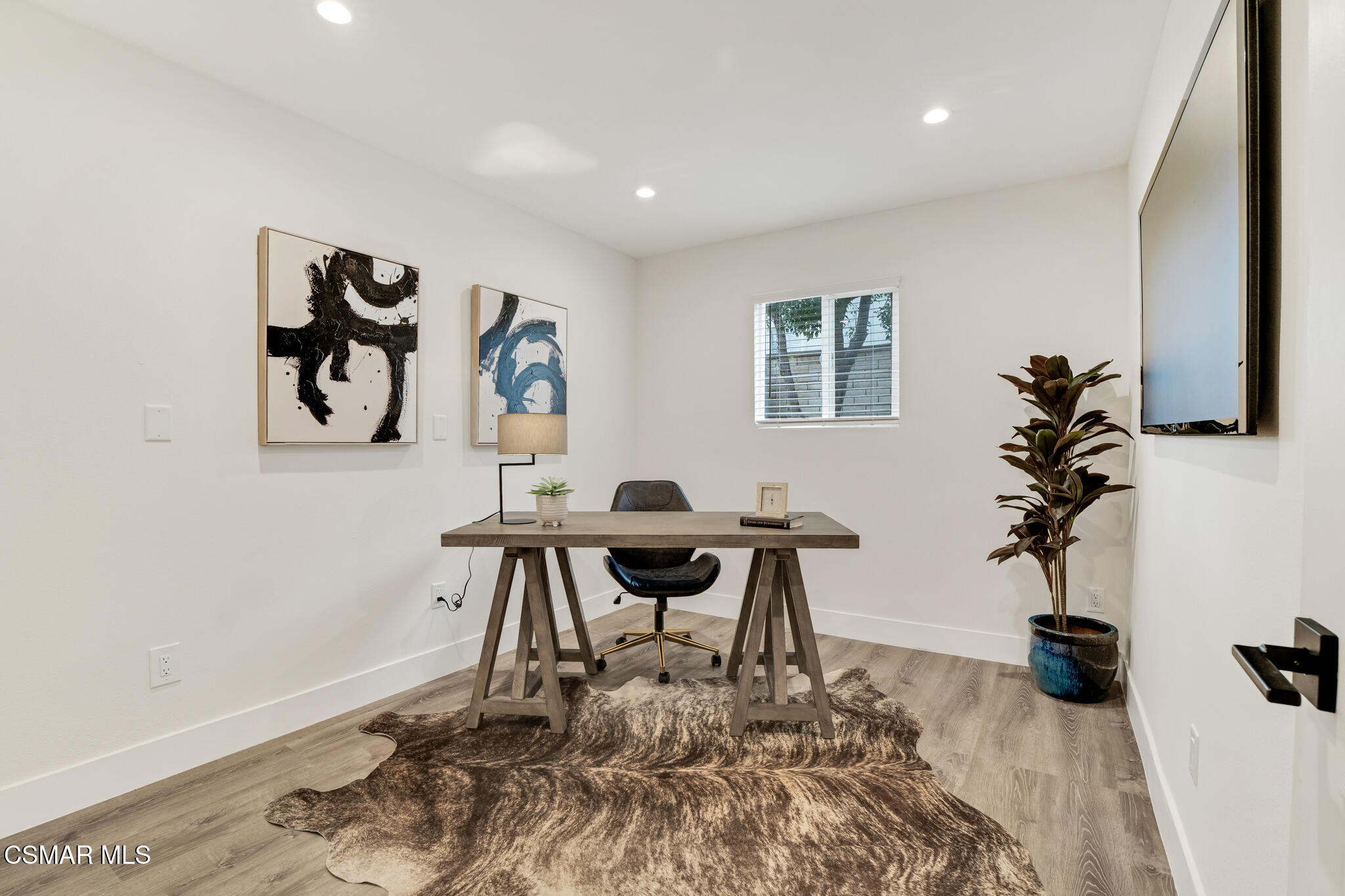 2339 Rudolph Drive Simi Valley, CA 93065 - Photo 18 of 61 a workspace with furniture and window