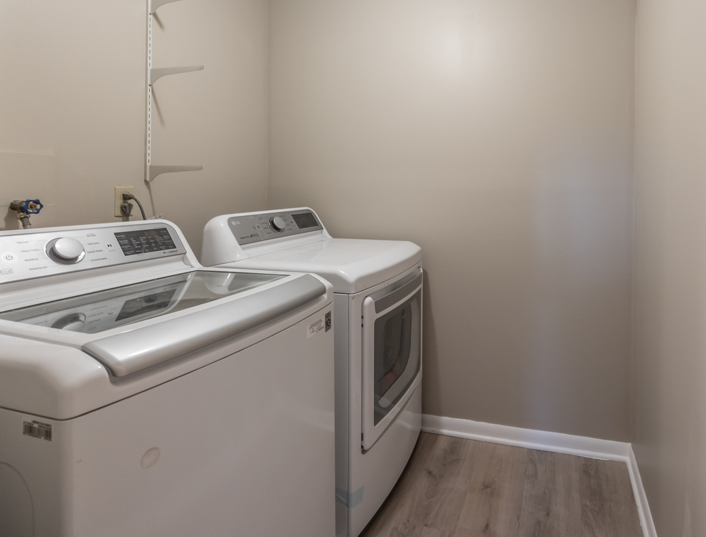 503 Ridge Circle Streamwood, IL 60107 - Photo 18 of 25 a utility room with dryer and washer