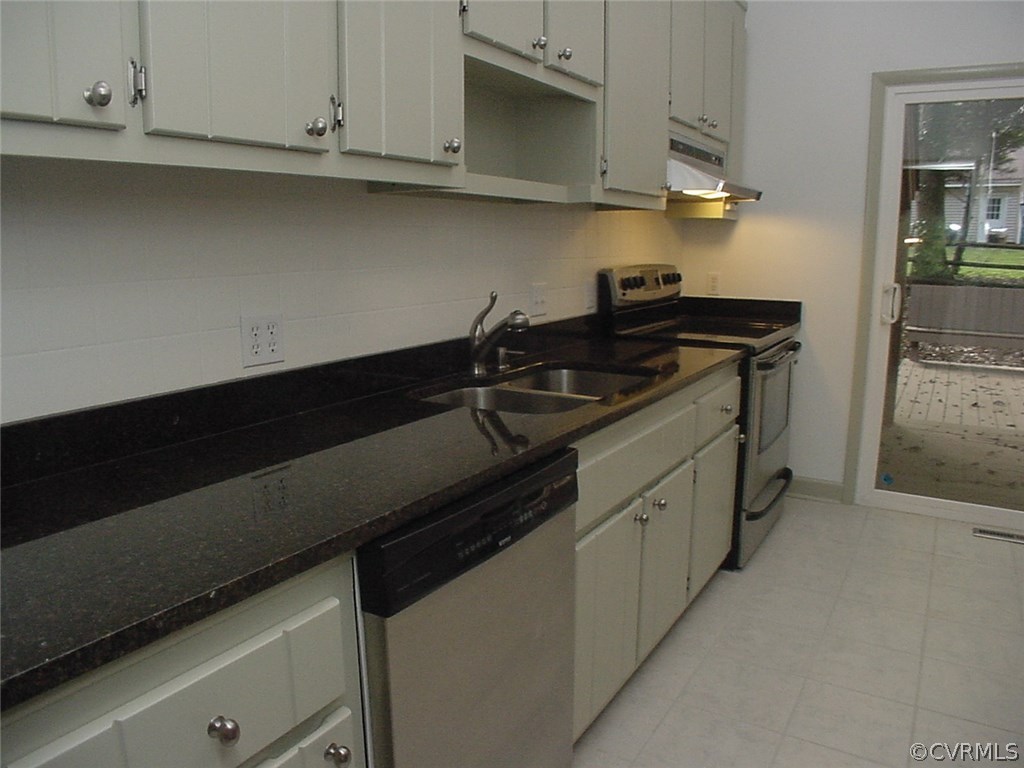 7905 Stiles Road North Chesterfield, VA 23235 - Photo 12 of 47 Kitchen cabinets have new brushed nickel hardware