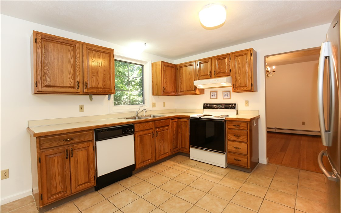 11 Simmons Road Barrington, RI 02806 - Photo 11 of 40 Gallery Image 11