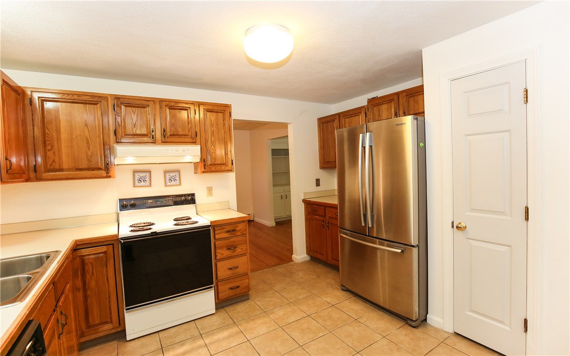 11 Simmons Road Barrington, RI 02806 - Photo 12 of 40 Gallery Image 12