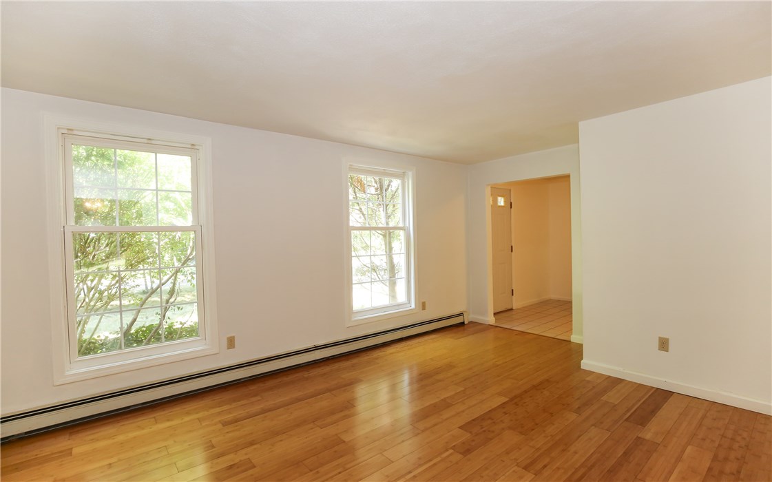 11 Simmons Road Barrington, RI 02806 - Photo 5 of 40 Gallery Image 5