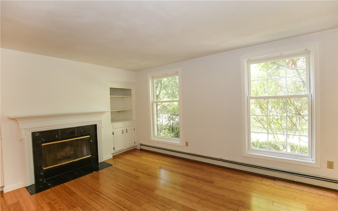 11 Simmons Road Barrington, RI 02806 - Photo 7 of 40 Gallery Image 7