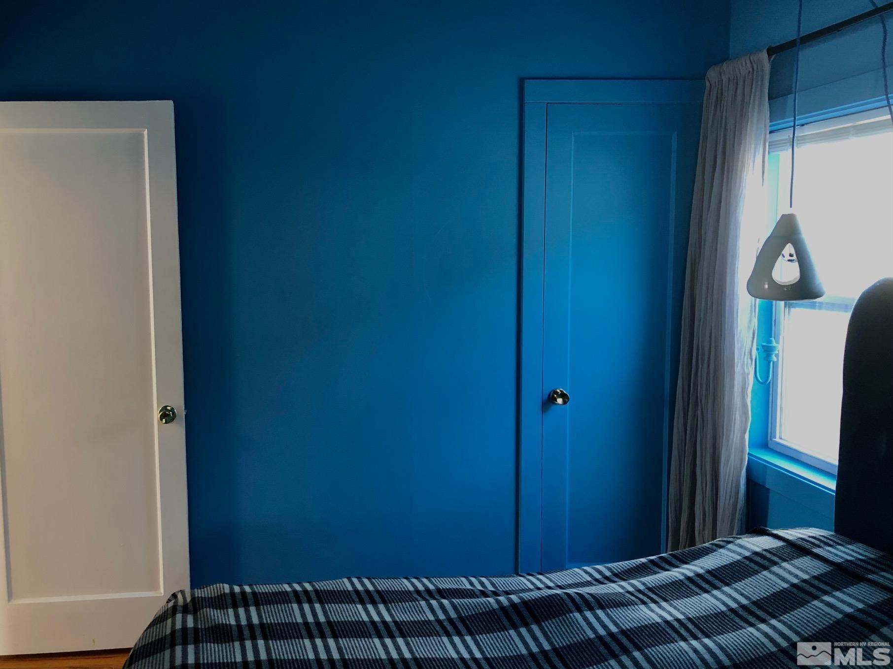 380 Broadway Boulevard Reno, NV 89502 - Photo 18 of 28 a bedroom with a bed and a window